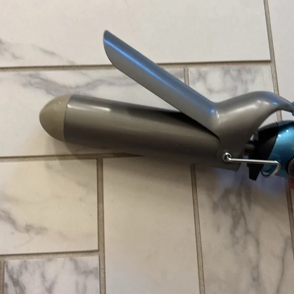 BaBylissPRO Nano Titanium 1½” Spring Curling Iron - Picture 8 of 10